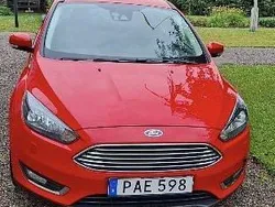 Röd Begagnad 2016 Ford Focus Titanium Halvkombi | 99 000 kr (Marknadspris)