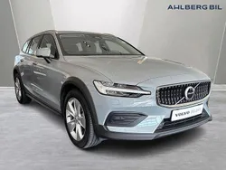 Grå Begagnad 2024 Volvo V60 CC Core Kombi | 414 500 kr (Marknadspris)
