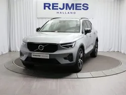 Grå Begagnad 2023 Volvo XC40 Plus SUV | 359 500 kr (Marknadspris)