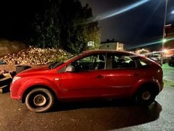 Roströd ish Begagnad 2006 Ford Focus Halvkombi | 6 400 kr (Superpris)