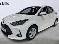 Vit Begagnad 2022 Toyota Yaris Hybrid Active Halvkombi | 219 900 kr (Marknadspris)