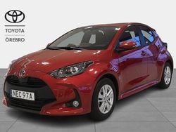 Röd Ny 2025 Toyota Yaris Hybrid Active Halvkombi | 239 900 kr (Bra pris)