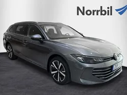 Mörkgrå (diabase grey metallic) Ny 2024 VW Passat Kombi | 465 900 kr (Marknadspris)