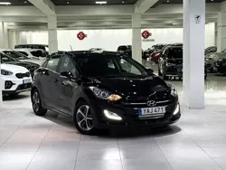Röd Begagnad 2015 Hyundai i30 Comfort Halvkombi | 99 900 kr (Marknadspris)