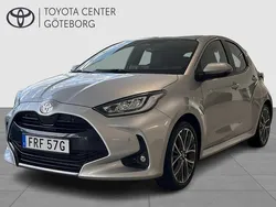 Silver Begagnad 2024 Toyota Yaris Hybrid Style Halvkombi | 264 900 kr (Bra pris)