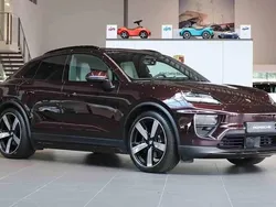 Röd Begagnad 2025 Porsche Macan SUV | 1 089 000 kr (Marknadspris)