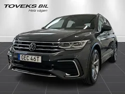 Mörkgrå Begagnad 2023 VW Tiguan R-line SUV | 414 800 kr (Marknadspris)