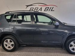 Mörkgrå (grå) Begagnad 2006 Toyota RAV4 SUV | 59 900 kr (Marknadspris)