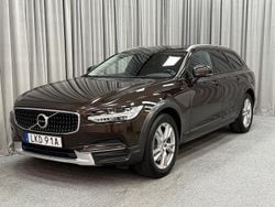 Mörkbrun (maple brown metallic) Begagnad 2019 Volvo V90 CC Momentum Kombi | 249 900 kr (Superpris)