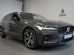Grå Begagnad 2024 Volvo V60 Plus Kombi | 389 900 kr (Marknadspris)