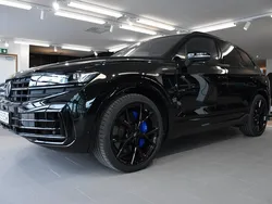 Svart (grenadilla black metallic) Ny 2025 VW Touareg Black Edition SUV | 1 192 500 kr (Dyr)