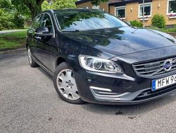 Svart Begagnad 2016 Volvo V60 Summum Kombi | 165 000 kr (Marknadspris)