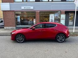 Röd Begagnad 2021 Mazda 3 Halvkombi | 249 000 kr (Marknadspris)