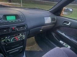 Gul Begagnad 2000 Toyota Corolla Halvkombi | 24 000 kr (Marknadspris)