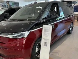 Flerfärgad (röd/svart metallic) Ny 2025 VW Multivan Style Minibuss | 964 975 kr
