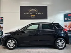 Svart Begagnad 2015 Hyundai i20 Premium Halvkombi | 68 200 kr (Marknadspris)