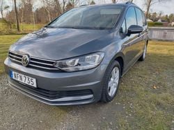 Mörkgrå (grå) Begagnad 2016 VW Touran Minibuss | 139 900 kr (Bra pris)