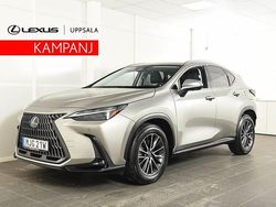 Ljusgrå Begagnad 2023 Lexus NX450h+ Executive Line SUV | 609 900 kr (Marknadspris)