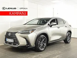 Ljusgrå Begagnad 2023 Lexus NX450h+ Executive Line SUV | 609 900 kr (Marknadspris)