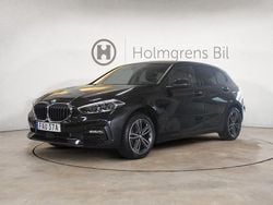 Svart Begagnad 2022 BMW 118 Sport Line Halvkombi | 249 500 kr (Marknadspris)