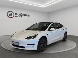 Vit Begagnad 2021 Tesla Model 3 Standard Range Plus Sedan | 238 500 kr (Marknadspris)