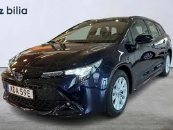 Mörkblå Begagnad 2024 Toyota Corolla Active Kombi | 299 900 kr (Marknadspris)