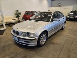 Ljusgrå Begagnad 2000 BMW 318 Sedan | 36 900 kr