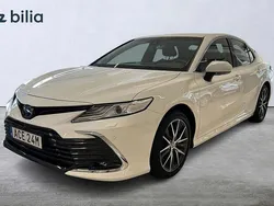 Vit Begagnad 2022 Toyota Camry Hybrid Executive Sedan | 369 900 kr (Lite dyr)