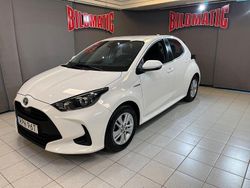 Vit Begagnad 2021 Toyota Yaris Hybrid Active Halvkombi | 194 500 kr (Marknadspris)