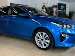 Blå Begagnad 2018 Kia Ceed Advance Halvkombi | 164 900 kr (Marknadspris)