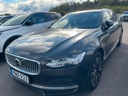 Grå (platinumgrå metallic) Begagnad 2023 Volvo V90 Core Kombi | 345 000 kr (Marknadspris)