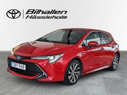 Röd Begagnad 2021 Toyota Corolla Hybrid Style Halvkombi | 229 900 kr (Marknadspris)