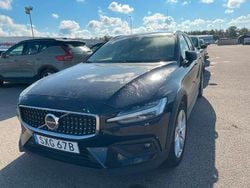 Svart Begagnad 2023 Volvo V60 CC Core Kombi | 349 000 kr (Marknadspris)