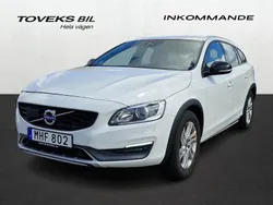Vit Begagnad 2016 Volvo V60 CC Summum Kombi | 209 900 kr (Marknadspris)
