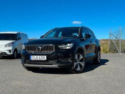 Svart Begagnad 2021 Volvo XC40 Momentum SUV | 309 900 kr (Marknadspris)