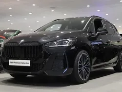 Svart Begagnad 2023 BMW 230e Active Tourer M Sport Minibuss | 499 000 kr