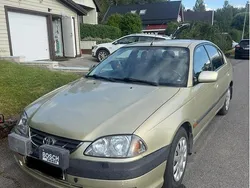 Gul Begagnad 2001 Toyota Avensis Sedan | 18 000 kr (Marknadspris)