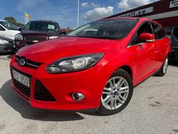 Röd Begagnad 2013 Ford Focus Titanium Kombi | 64 500 kr (Dyr)