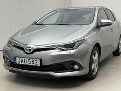 Ljusgrå Begagnad 2015 Toyota Auris Active | 159 900 kr
