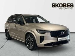 Ljusgrå (grå) Begagnad 2025 Volvo XC90 Ultra SUV | 899 100 kr (Dyr)