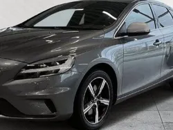 Grå Begagnad 2018 Volvo V40 R-Design Kombi | 197 000 kr (Marknadspris)