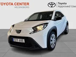 Vit Begagnad 2022 Toyota Aygo Play Halvkombi | 169 900 kr (Marknadspris)