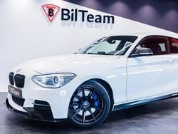 Vit Begagnad 2015 BMW M135 Advantage Halvkombi | 239 900 kr (Marknadspris)