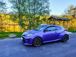 Vit Begagnad 2021 Toyota Yaris Halvkombi | 395 000 kr (Marknadspris)