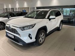 Vit Begagnad 2019 Toyota RAV4 Hybrid Active SUV | 309 900 kr (Marknadspris)
