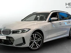 Grå (grey) Begagnad 2025 BMW 330e Comfort Edition Kombi | 498 700 kr (Marknadspris)