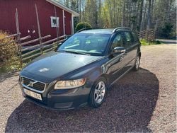 Grå Begagnad 2009 Volvo V50 Kinetic Kombi | 34 000 kr (Marknadspris)
