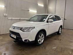 Vit Begagnad 2015 Mitsubishi Outlander SUV | 129 900 kr (Marknadspris)