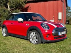 Röd Begagnad 2021 Mini Cooper SE Halvkombi | 184 000 kr (Marknadspris)