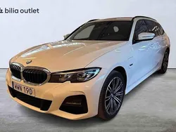 Vit Begagnad 2022 BMW 330e M Sport Kombi | 349 500 kr (Marknadspris)